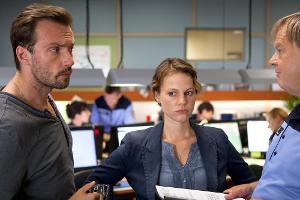 Polizeihauptmeister Wolfgang Neumann (Fritz Roth, r.) präsentiert seinen Kollegen, Kriminalhauptkommissarin Olga Lenski (Mar...