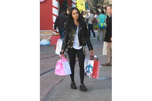 ...Karrueche Tran, die am selben Tag beim Einkaufen im The Grove gesichtet wurde. Betrachtet man all die Tüten, so kann man ...