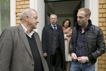 Gordon (Johann von Bülow, r.) bedeutet Wilsberg (Leonard Lansink, l.), dass er verschwinden möge. Lennart Haller (Peter Lerc...