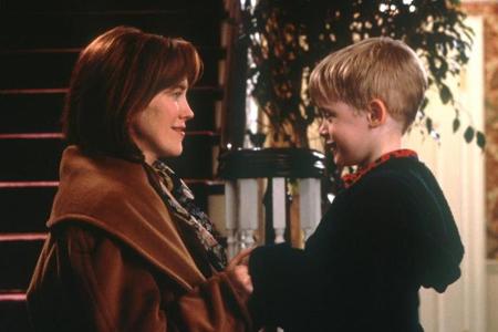 Kevin (Macaulay Culkin) und seine Film-Mutter Kate McCallister (Catherine O'Hara)