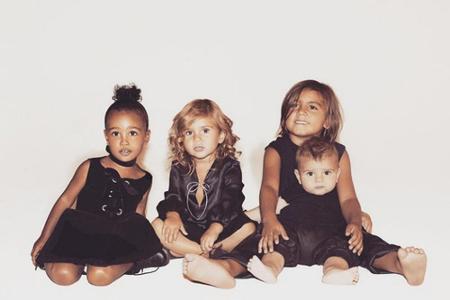 Auf der diesjährigen Weihnachtskarte sind nur vier Familienmitglieder zu sehen