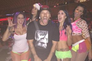Kevin Federline posiert mit seinen weiblichen Kolleginnen aus dem Stripclub Crazy Horse III Gentlemen's Club