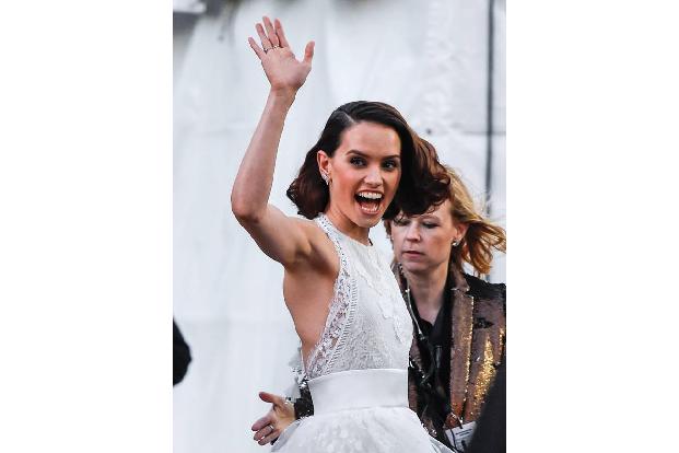 ...gespannt sind sicher alle, wie sich die neuen Helden - darunter Daisy Ridley - schlagen werden. Immerhin winkt den bis da...