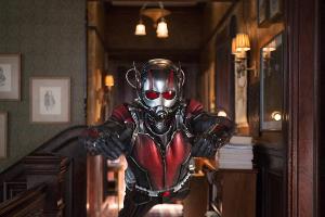 Frohe Weihnachten! Marvel's Ant-Man (Paul Rudd) kommt geflogen...