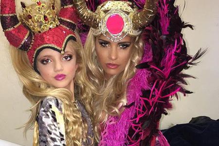 Mit der auffälligen Kostümierung und viel Make-up sieht Princess wie eine Miniaturausgabe ihrer Mama Katie aus