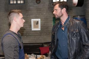 "Unter Uns": Moritz (l.) ist empört über Hennings Hausverbot für Ricarda und wirft ihn aus der Werkstatt.