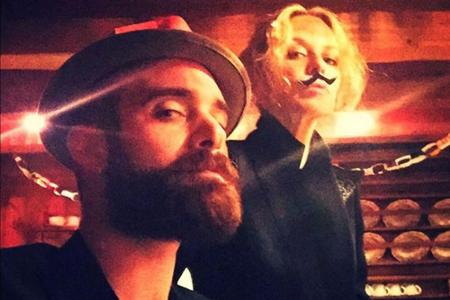 Kylie Minogue und Joshua Sasse in Napoleon-Pose