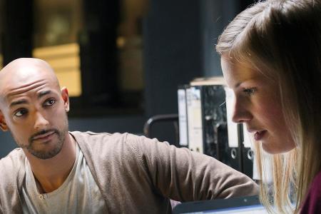 Sabine Trapp (Anna von Haebler) unterstützt Assistent Tobias Reisser (Patrick Abozen)