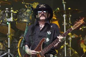 Lemmy Kilmister im Juni 2015 bei einem Auftritt seiner Band Motörhead im britischen Glastonbury