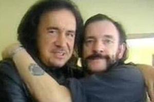 Gene Simmons (l.) postete wie viele andere ein Foto, das ihn gemeinsam mit Lemmy Kilmister zeigt