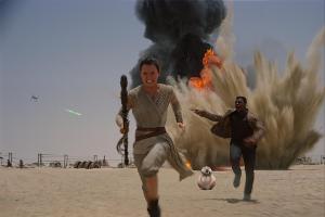 Daisy Ridley und John Boyega spielen die Hauptrollen in "Star Wars: Das Erwachen der Macht"