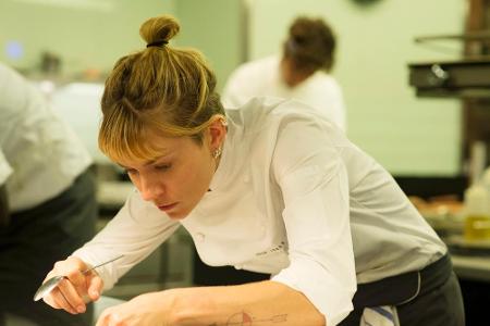 Helene (Sienna Miller) bringt die nötige Präzision und Leidenschaft mit in die Küche