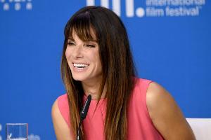 Ähnlich dürfte Sandra Bullock auch gestrahlt haben, als die Adoption endlich offiziell war