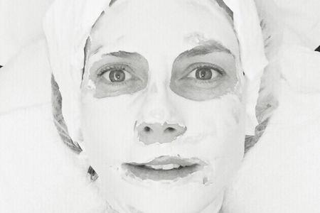 Auch Heidi Klum weiß, dass Gesichtsmasken der Haut guttun und Mitesser verschwinden lassen