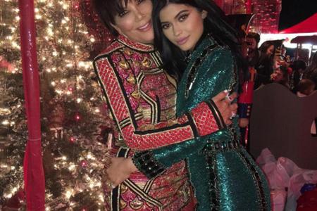 Kris und Kylie Jenner funkelten mit dem Weihnachtsbaum um die Wette