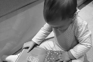 So verkündet Chelsea Clinton ihr Nachwuchsglück: Töchterchen Charlotte liest sich schon mal in ihre neue Rolle als große Sch...