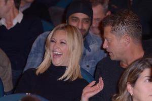 Helene Fischer hat sogar bei einem Thriller gut Lachen: Die Sängerin am Mittwoch in Berlin neben Til Schweiger im Kinosaal
