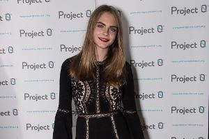 Cara Delevingne erschien zur Veranstaltung "Project 0" im schwarzen Minikleid mit Spitze