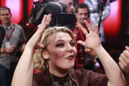 Charley Ann Schmutzler freut sich über ihren Triumph bei 