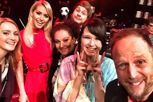 Zeigte schon vor dem Finale das Victory-Zeichen: Jamie-Lee Kriewitz (2.v.r.) neben Coach Smudo (re.)