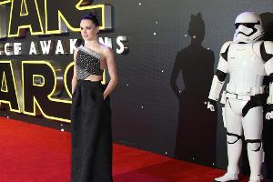 Daisy Ridley wird in London von einem Stormtrooper bewacht