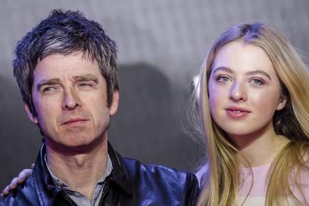 ...Noel Gallagher wiederum brachte als Begleitung seine hübsche, 15-jährige Tochter Anaïs mit. Außerdem war noch...