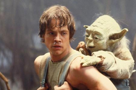 Meister Yoda auf dem Rücken von Luke Skywalker