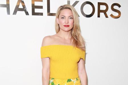 Fünf Promi-Damen zeigen, wie ein sexy Sommerlook mit den richtigen Kleidungsstücken auch abseits von Basic-Teilen funktionie...