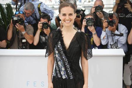Frech war auch das Kleid von Natalie Portman (33), das mit asymmetrischer Wickeloptik, blau-weißen Stickereien und einen las...
