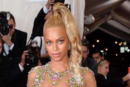 Doppelter Hingucker bei Sängerin Beyoncé (33): Zur perlenbestickten Transparent-Robe trug sie auf der MET Gala 2015 einen au...