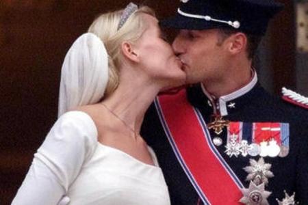 Die erste royale Hochzeit im neuen Jahrtausend feierte Norwegen am 25. August 2001. Besonders romantisch: Kronprinz Haakon (...
