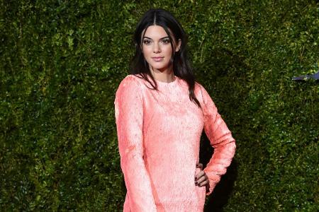 Nominiert war Kendall Jenner (19) nicht, doch wo ein roter Teppich ausgerollt wird, darf wenigstens ein Mitglied des Kardash...