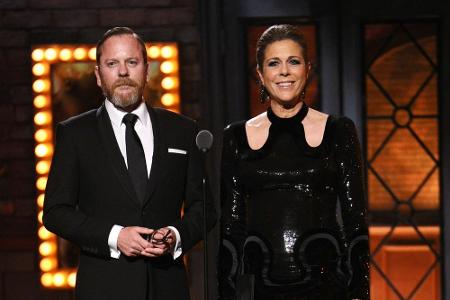 Colin Hanks' Mutter Rita Wilson (58), die vor Kurzem mit ihrer Brustkrebs-Diagnose und Mastektomie an die Öffentlichkeit gin...