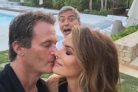 Wie romantisch: Palmen, Sonnenuntergang und - George Clooney? Der Hollywood-Star hat sich einfach ins Kuss-Foto seiner Freun...