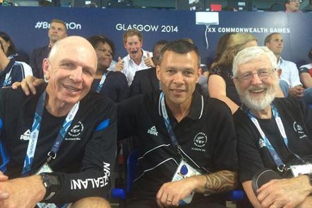 Der Apfel fällt nicht weit vom Stamm: Auch Enkel Prinz Harry (30) mischte den Schnappschuss des neuseeländischen Sportfunkti...