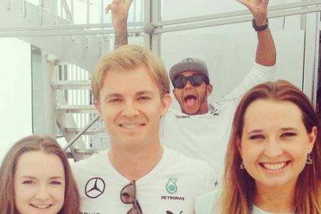 Auch bei der Formel 1 wird gerne die eine oder andere Fotobombe platzen gelassen. Hier hüpft Lewis Hamilton (30) ins Bild vo...