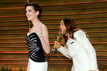 ...und stellte später auf einer der Oscar-Partys Anne Hathaway (32) nach, während die brav für Fotos posierte.