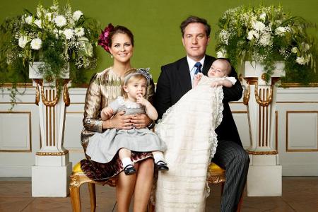 Die Tränen, die Prinz Nicolas (3 Monate) während seiner Taufe vergossen hat, sind beim Fotoshooting getrocknet: Auf dem Scho...