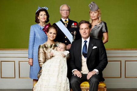 Großvater König Carl XVI. Gustaf (69) nahm beim Fototermin zwischen seiner Frau Königin Silvia (71) und der Mutter seines Sc...