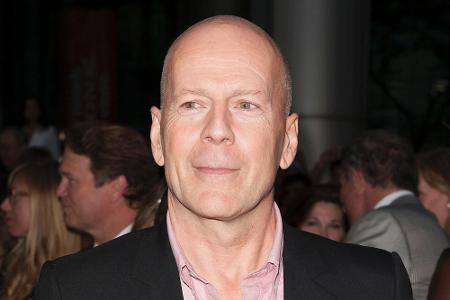 Bruce Willis zeigt, dass man auch mit 60 Jahren das Zeug zum Action-Star und Frauenschwarm hat. Haare sind dabei vollkommen ...