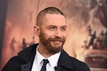 Tom Hardy (38) rasierte sich für eine Rolle und zeigt: Er muss den Haarausfall nicht fürchten.