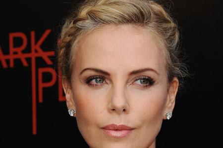 Charlize Theron ist auf einer Farm in Südafrika aufgewachsen, wo sie stets mit Tieren in Verbindung kam: 