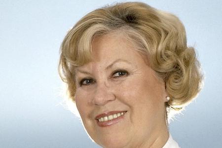 Die gute Seele der Klinik: Oberschwester Hildegard alias Eva Maria Bauer.