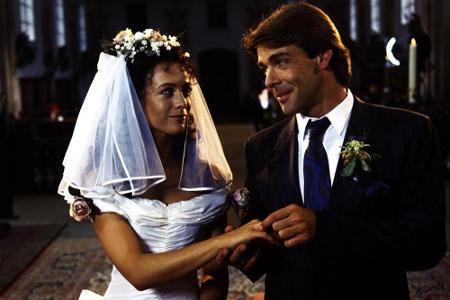 Im Finale gibt sich das Traumpaar der Serie endlich das lang ersehnte Ja-Wort: Schwester Elke (Barbara Wussow) und Udo. Die ...