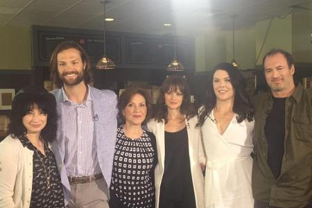 Der Cast der 1. Staffel gemeinsam mit Erfinderin Amy Sherman-Palladino. Sie war, bis auf die siebte Staffel, Produzentin und...
