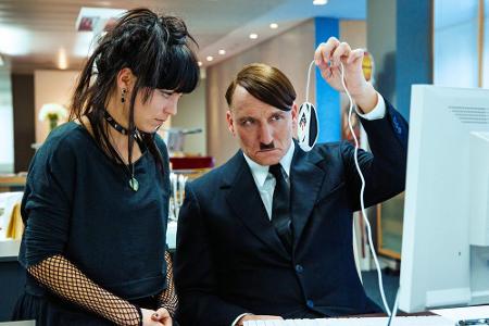 In dem gleichnamigen Bestseller von Timur Vermes erwacht Hitler im Berlin der Gegenwart. Und wird vom Fräulein Krömeier (Fra...