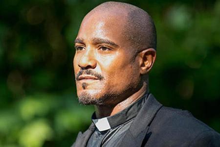 Der größte Unsympath unter den Überlebenden ist Father Gabriel. Obwohl er von Rick und den anderen gerettet wurde, hetzt er ...