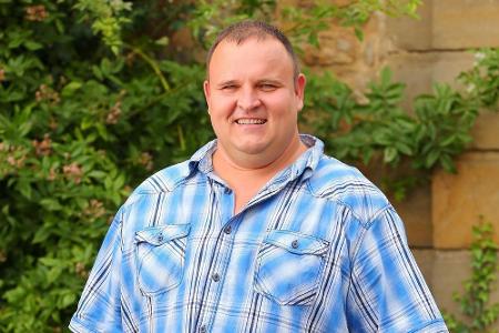 Swen (40) hat einen Rinderzuchtbetrieb und sucht eine 