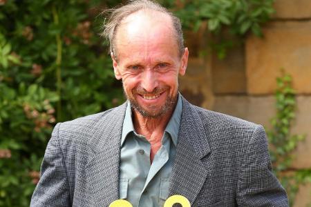 Ulrich (65) führt einen Selbstversorgerbetrieb mit Kühen und Bienenhaus. Er war schon einmal verheiratet, lebt aber seit 14 ...