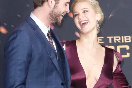 Da sah nicht nur Liam Hemsworth gerne hin: Jennifer Lawrence erschien in einem violetten Kleid, das fast bis zum Bauchnabel ...
